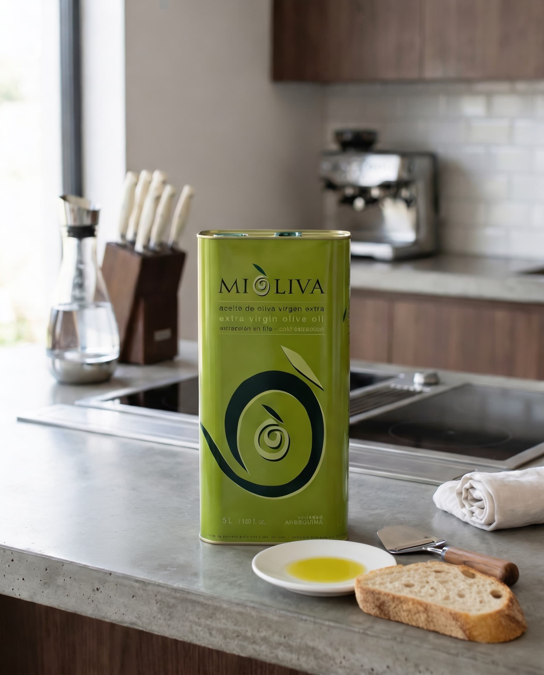 lata aceite mi oliva en cocina moderna